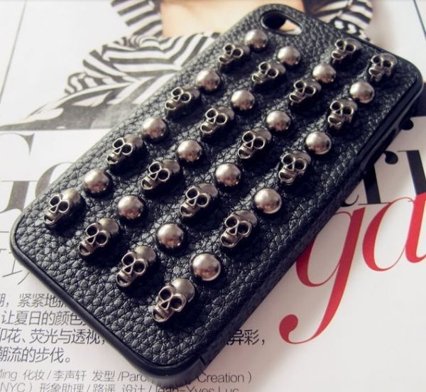 Capa Caveiras e Rebites (iPhone 4/4s)